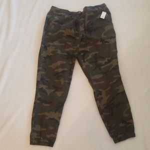 Men's GAP camo joggers